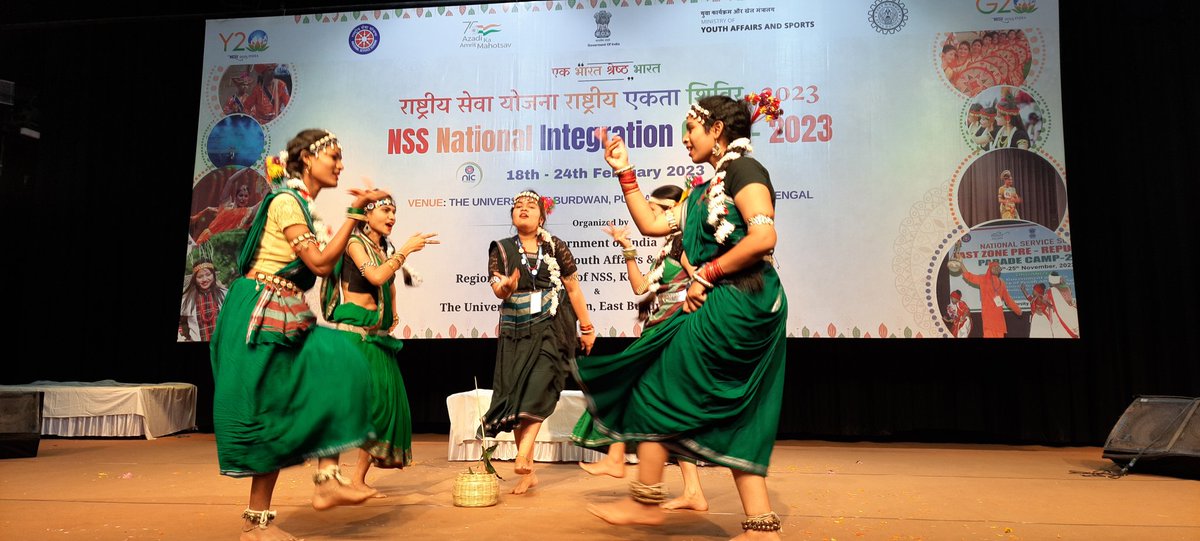 rdnss_kolkata's tweet photo. National Integration Camp 2023 at the University of Burdwan Cultural night performance by Chattisgarh @ianuragthakur @_NSSIndia @YASMinistry @NisithPramanik @pankajsinghips @pibyas https://t.co/dLlxF9RBLn