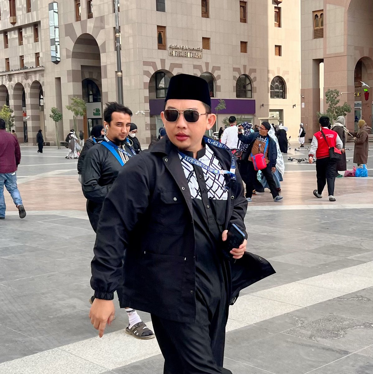 Hilmi28's tweet photo. Difotoin follower di depan Masjid Nabawi 🙈. Ternyata banyak paparazzi juga di Haramain 😁

Semoga teman2 yg sdh kangen ziarah ke makam Rasulullah, segera Allah panggil segera berhaji &amp; umroh ke tanah suci dengan caraNYA. Aamiin https://t.co/9mezq0wOxQ