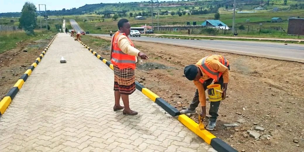 Bossyator's tweet photo. CUCU CONTRACTOR IS DEAD!😭

Hannah Ndugire alias CUCU CONTRACTOR from Nyandarua who was in 2021 rescued by neighbours while trying to commit suicide has died. She's been battling depression since the County Government of Nyandarua refused to pay her 139M for work done in Olkalaou https://t.co/k1tMniyrCO