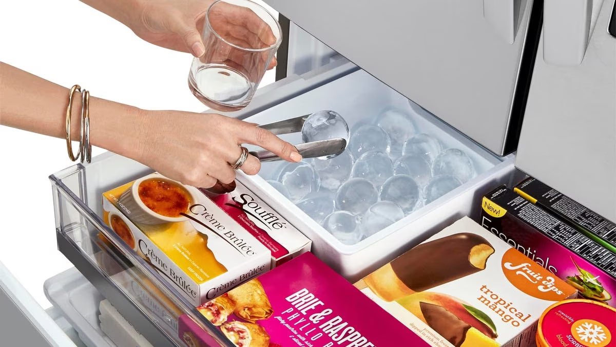 Crap_Locker's tweet photo. You’re in the market for a new refrigerator, but can only afford one that has just cubed a crushed ice options, but not the round ice. #MyFirstWorldProblems https://t.co/uBdPEF10l3