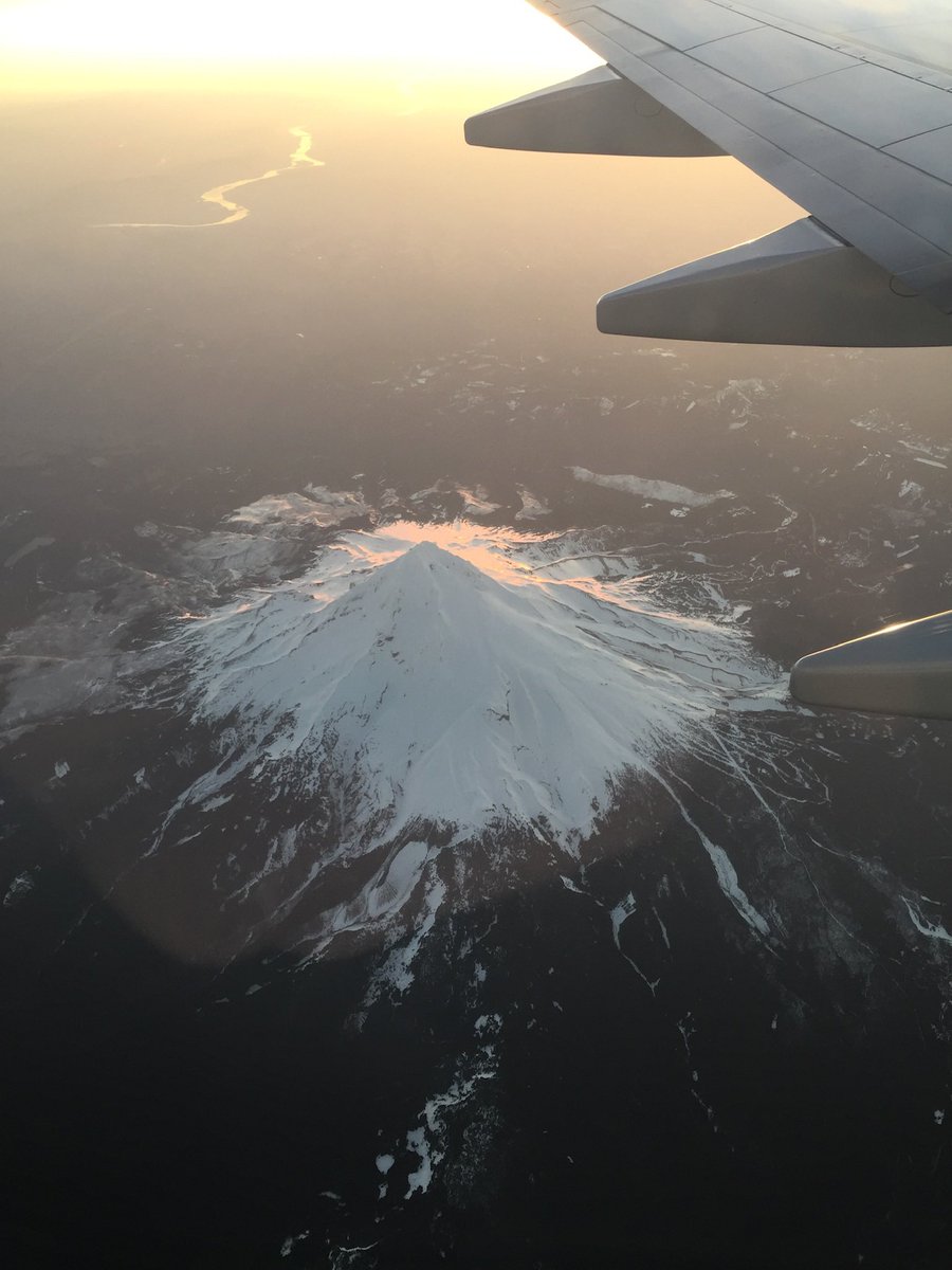 markwstewart's tweet photo. @AlaskaAir One more - Mt. Hood on early morning SB trip from SEA. https://t.co/qaZM0Po1Lo
