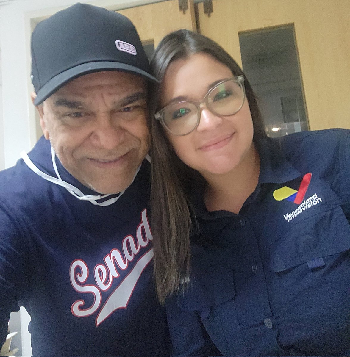 vallesgregorio's tweet photo. Junto a la periodista @JossBm18 de @VTVcanal8 #SerieDelCaribe #GranCcs2023 #CuidaditoConUnFoul #Devuelvela https://t.co/lUdtOmMNsu