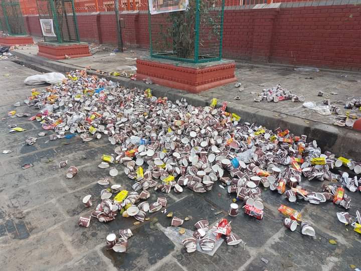 मन्दिर जान्छ मान्छे, मन्दिरलाई सिस्डोल (dumping ground) बनाउँछ मान्छे अनि आशा गर्छ "भगवानले मेरो मनोभावनालाई सम्बोधन गर्नुपर्छ र मनोकामना भगवानले पुरा गरिदिनुपर्छ।"