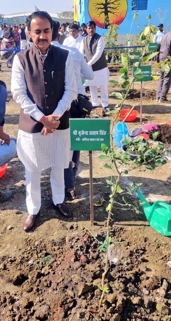 Bpsingh_bjp's tweet photo. माननीय मुख्यमंत्री श्री @ChouhanShivraj जी के प्रतिदिन पौधारोपण के संकल्प को आज 2 वर्ष पूर्ण हुये हैं। इस अवसर पर भोपाल में मुख्यमंत्री के कुशल नेतृत्व में मा. प्रदेशाध्यक्ष श्री @vdsharmabjp जी व सभी साथी मंत्रीगण के साथ पौधारोपण किया।

#OnePlantADay
#GreenMPwithShivraj https://t.co/HBciLSbRW0