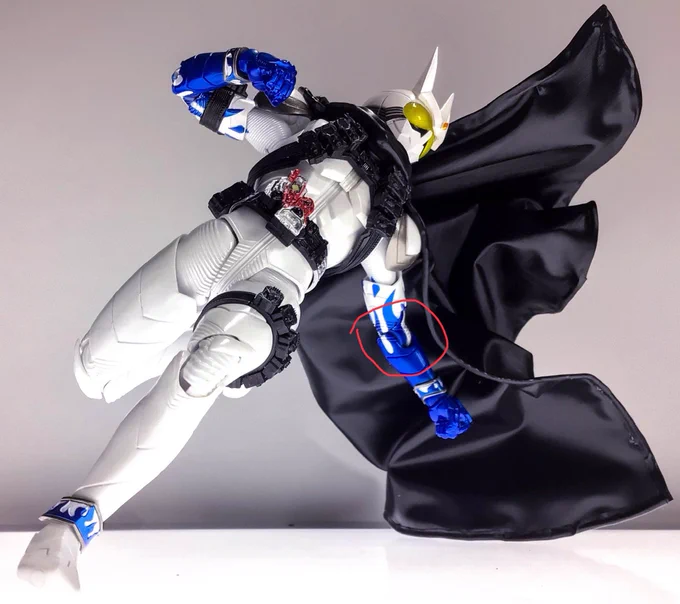 真骨彫の仮面ライダーエターナルの中国製非正規、正規品では炎のカラーに合わせた半分青になっている肘の関節が全部白になってる。1枚目が非正規、2枚目がウチの正規品。今のとこここではっきり見分けつくね。(h 