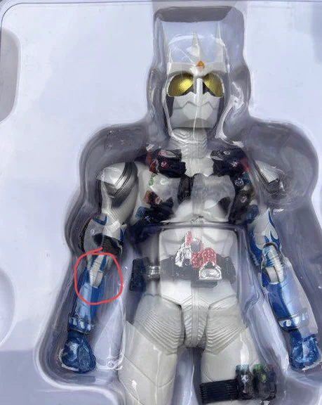 真骨彫の仮面ライダーエターナルの中国製非正規、正規品では炎のカラーに合わせた半分青になっている肘の関節が全部白になってる。1枚目が非正規、2枚目がウチの正規品。今のとこここではっきり見分けつくね。(h 