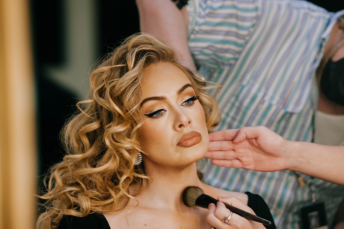 Adele's tweet image. Weekend 12