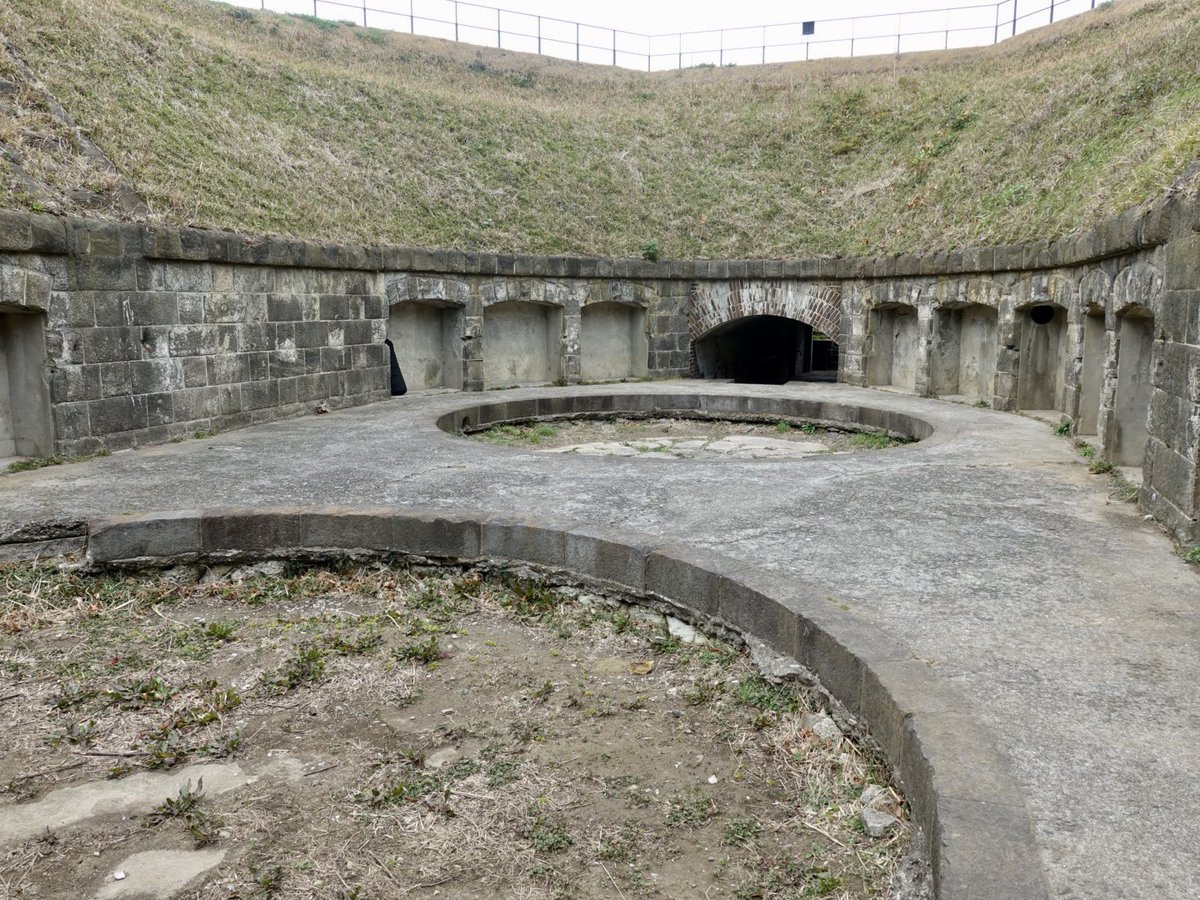 本日は最近一般公開された東京湾要塞千代ヶ崎砲台跡へ。
ガイドさんによると近代軍事遺構の中でも素晴らしい保存状態だとか！見所しかなかったですね。