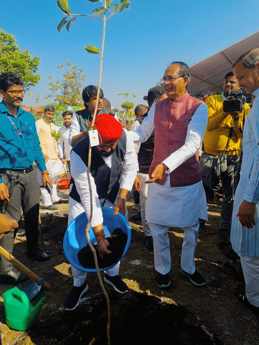 HardeepDang226's tweet photo. यशस्वी, परिश्रमी एवं संकल्प शक्ति के धनी, माननीय मुख्यमंत्री श्री शिवराज सिंह जी चौहान के पौधरोपण संकल्प के दो वर्ष पूर्ण होने पर आपके साथ भोपाल में पौधरोपण किया।

#GreenMPwithShivraj https://t.co/c25LMhrJCz