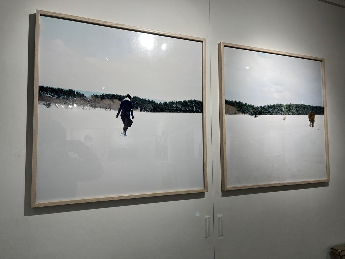 taishi_radiaka's tweet photo. トーカマヒロさんの写真展「Frozenlight」見に行ってきました
厳しい極寒の大自然の中で生きる人たちの笑顔、生き様と動物の生命力はほんとに尊いものでそれをカメラに収めるトーカさんの思いが込められたそんな写真展でした。
#Frozenlight #トーカマヒロ写真展 https://t.co/D1W5rQAAnp