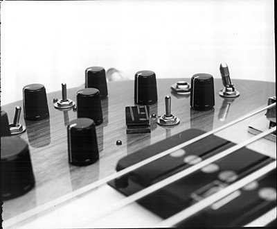 40 years ago <a href="/VigierGuitars/">Vigier Guitars</a> marketed the first memory guitar in the world, the #Nautilus. 19 memory sounds with 2 parametric equalizers, pickups selections, volume, etc... At the time, this innovation caused a stir!😀