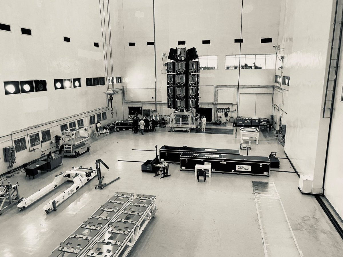 RevesdEspace's tweet photo. 🛰️ Un nouveau lancement d’un lot de satellites #OneWeb est en préparation. Tous les satellites ont été installés sur le déployeur.
Décollage à bord d’une #GLSV Mark III de @NSIL_India et @isro prévu en mars
📷 @M_Ladovaz https://t.co/jHc8DpXs9g
