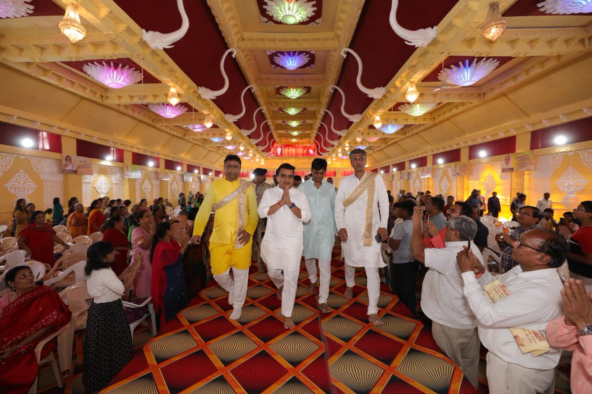 sanghaviharsh's tweet photo. આજે પવિત્ર ભૂમિ દ્વારિકા નેમીજિન તીર્થ (બાવન જિનાલય) ખાતે દેરાસર પ્રતિષ્ઠા મહોત્સવની પાવન ક્ષણોમાં કેબિનેટ મંત્રીશ્રી @Mulubhai_Bera અને સાંસદશ્રી @PoonambenMaadam સાથે સહભાગી થવાનો અદભુત લ્હાવ મળ્યો. https://t.co/Ire9ZsHH4n