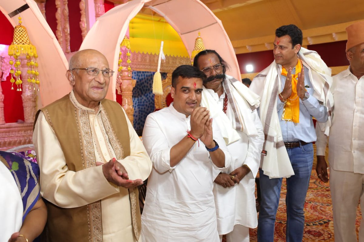sanghaviharsh's tweet photo. જૈન સમાજ જેના પવિત્ર સંયમથી ધન્ય છે તેવા અનેક જૈન મુનિઓ અને આચાર્યશ્રીઓના આશીર્વાદ મળ્યા. https://t.co/ionlnhM4mX