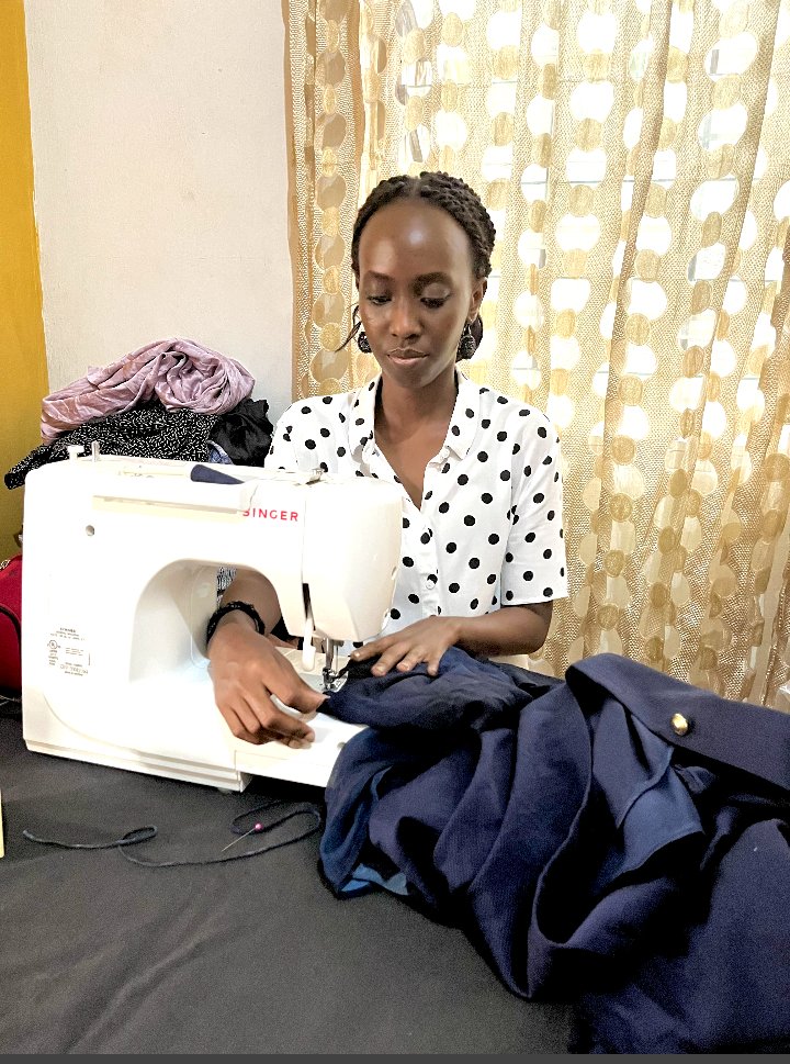 Rcretraining's tweet photo. 3/4 "j'ai alors décidé de recupérer ces vêtements qui n'ont pas été acheté afin de leur redonner une seconde vie" indique-t-elle. #SEZ @BwBurundi 
#environnement #mode #vêtements #upcycling #futurefashion https://t.co/1iW06PVDNr
