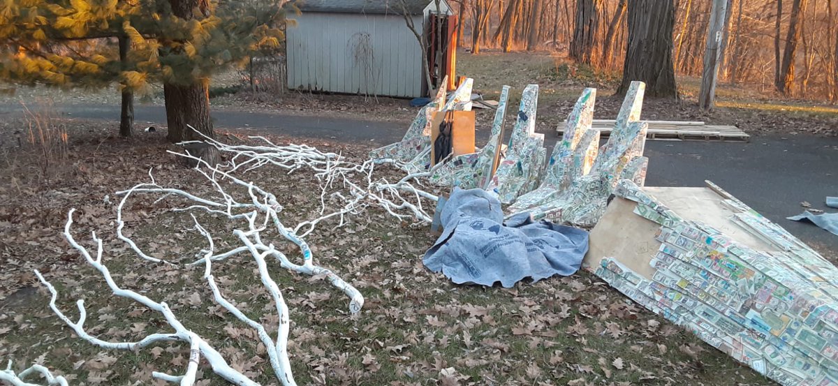 Dadaratopia's tweet image. GM from nearby New York City where a tree covered with lots and lots of money is getting ready to start traveling thousands of kilometers 💰 What you see here are the different parts of the tree. Its branches, trunk, and roots, covered in an amazing amount of banknotes already ❤️