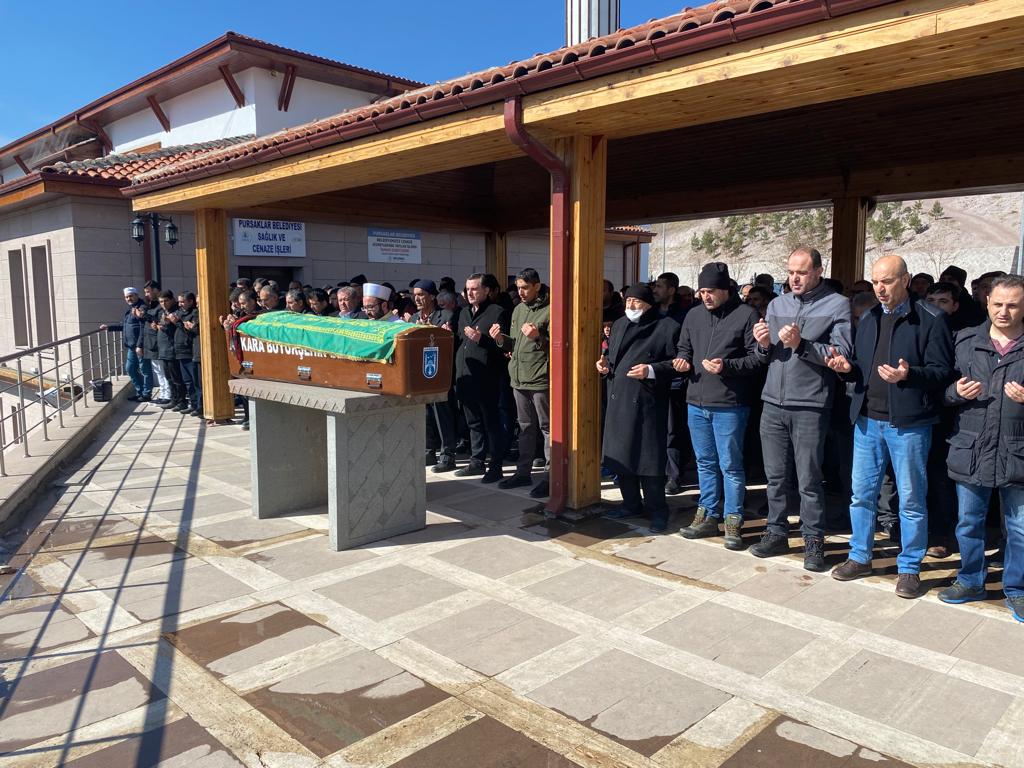 myildiz007's tweet photo. Uzun süredir tedavi gördüğü amansız hastalığa yenik düşen Kocalar Anadolu İmam Hatip Lisesi Türk Dili ve Edebiyatı öğretmenimiz Zeynep Topal'ı Pursaklar Şehitlik Camii'nden son yolculuğuna uğurladık.
Ailesine ve sevenlerine başsağlığı ve sabırlar diliyorum 
Mekanı cennet olsun... https://t.co/Obd6gOSXPX