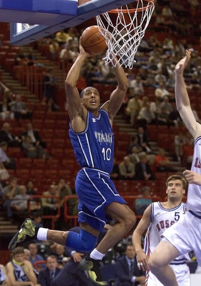 Carlton Myers è uno dei più forti cestisti italiani, campione d’Europa nel 1999 e portabandiera azzurro alle Olimpiadi del 2000, e ora Ambassador della Final Eight di Coppa Italia. «La mia vita mi ha reso duro, e duro con tutti». Leggi l'intervista trib.al/4y578gO