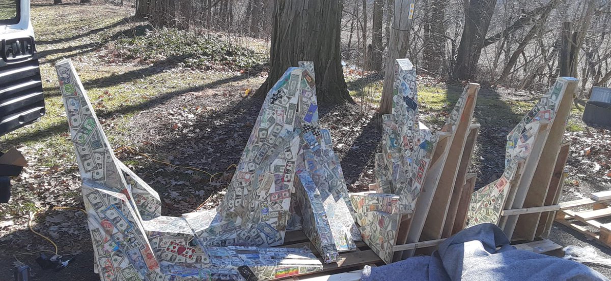 Dadaratopia's tweet image. GM from nearby New York City where a tree covered with lots and lots of money is getting ready to start traveling thousands of kilometers 💰 What you see here are the different parts of the tree. Its branches, trunk, and roots, covered in an amazing amount of banknotes already ❤️