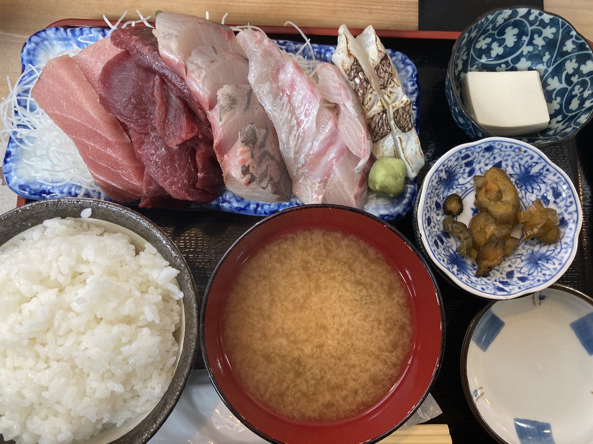 mapotofut's tweet photo. 月島の魚菜はざまで刺し盛定食をいただきました。鮪が良かった。ご飯おかわりしてしまいますね。 https://t.co/Mm2bX9vpvz