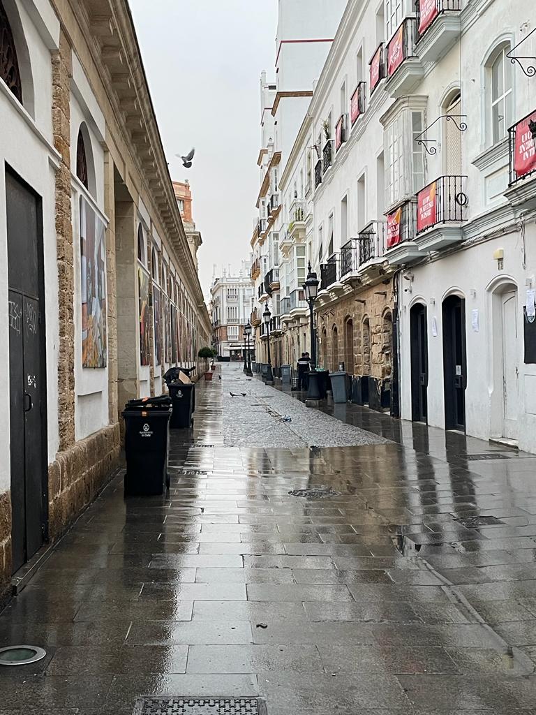 JM_Kichi's tweet photo. Y Cádiz amanece limpia y preparada para vivir su Domingo de Carnaval

Gracias a la plantilla del nuevo servicio de limpieza, y al refuerzo de 200 personas contratadas para Carnaval, porque han logrado que Cádiz luzca como merece para afrontar otro gran día de su fiesta más grande https://t.co/8rxOJ10dPS