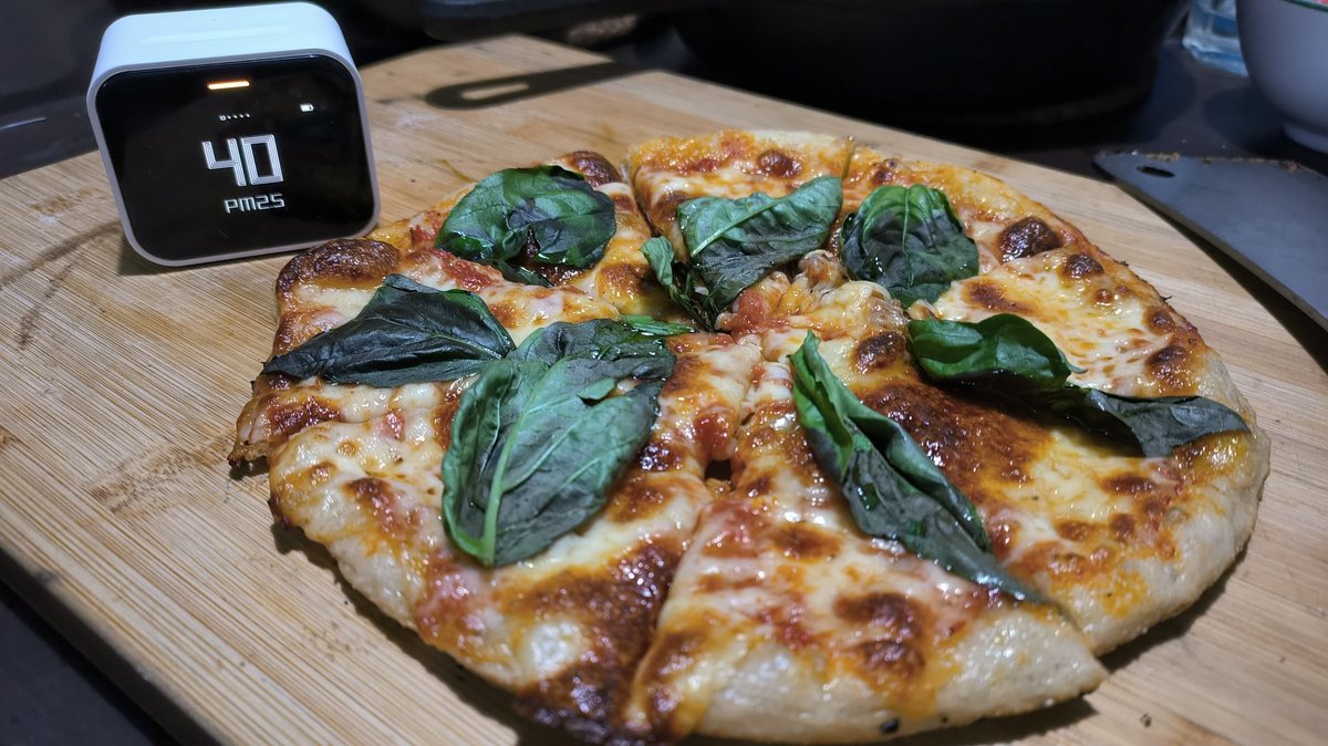 coiner_z's tweet photo. Cast Iron pizza. Levels were same as fried chicken. Dissipates in about 15 mins. Reverse seared steak gets it up to 150 though. https://t.co/NOAK9YgXQQ