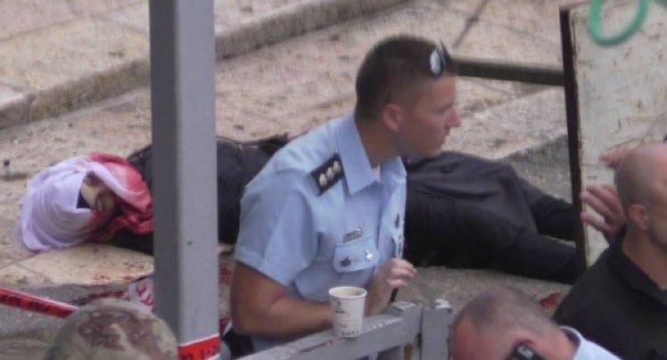 ⚠️ Um policial israelense toma café tranquilamente, depois de matar uma palestina e deixá-la caída na rua.

Ele tem certeza da impunidade e do silêncio do mundo perante os crimes de Israel.