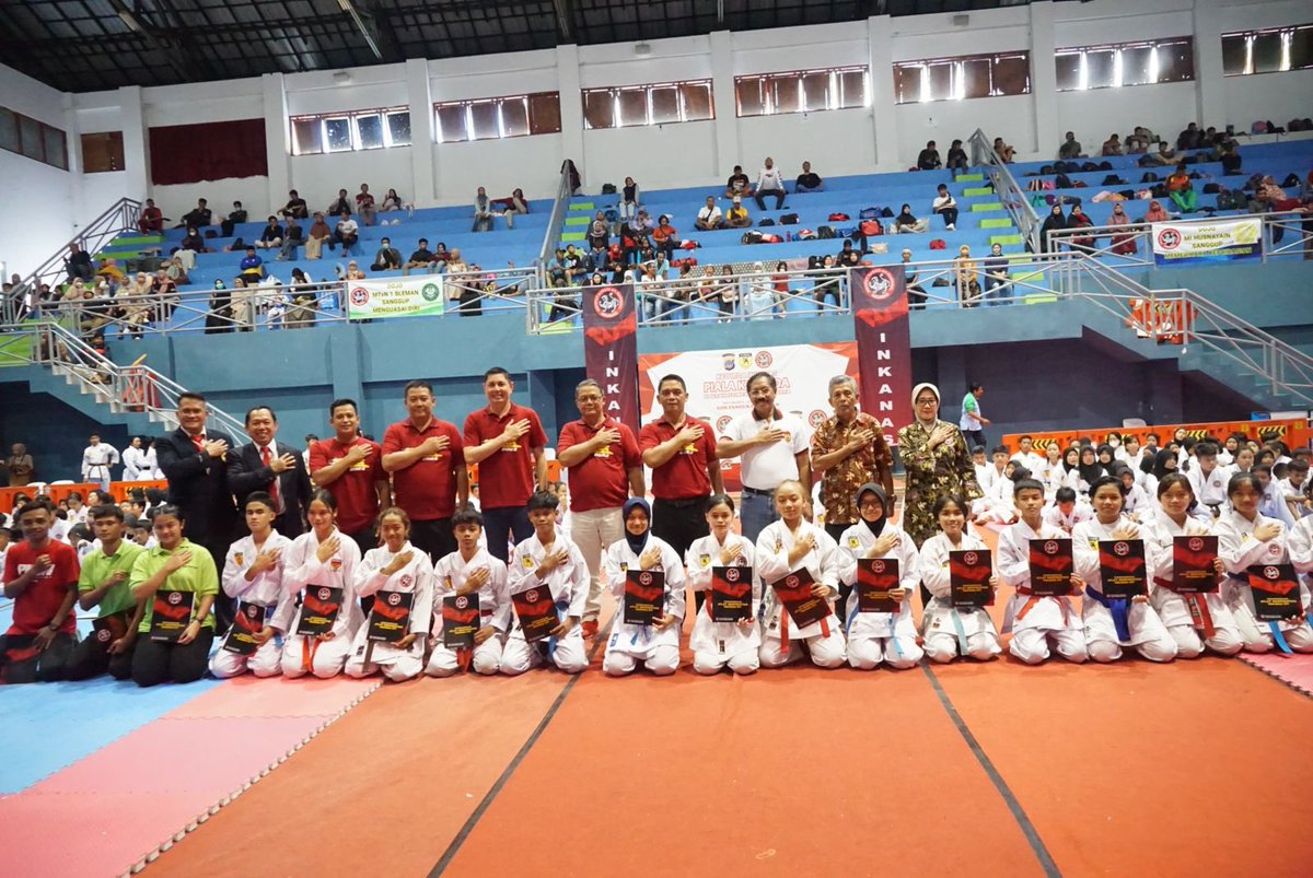 kapoldaDIY's tweet photo. Beladiri adalah bagian dari kecerdasan fisik.

"Menang bukanlah tujuan tapi bonus,   Teknik benar dan sportivitas adalah nafas dari seni beladiri..."

#PolriPresisi
#TransformasiPolri https://t.co/cu6ZkjpUNK
