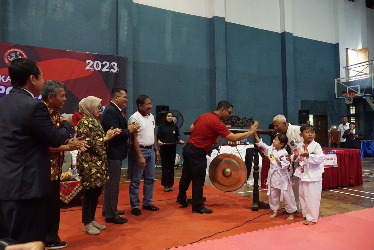kapoldaDIY's tweet photo. Beladiri adalah bagian dari kecerdasan fisik.

"Menang bukanlah tujuan tapi bonus,   Teknik benar dan sportivitas adalah nafas dari seni beladiri..."

#PolriPresisi
#TransformasiPolri https://t.co/cu6ZkjpUNK