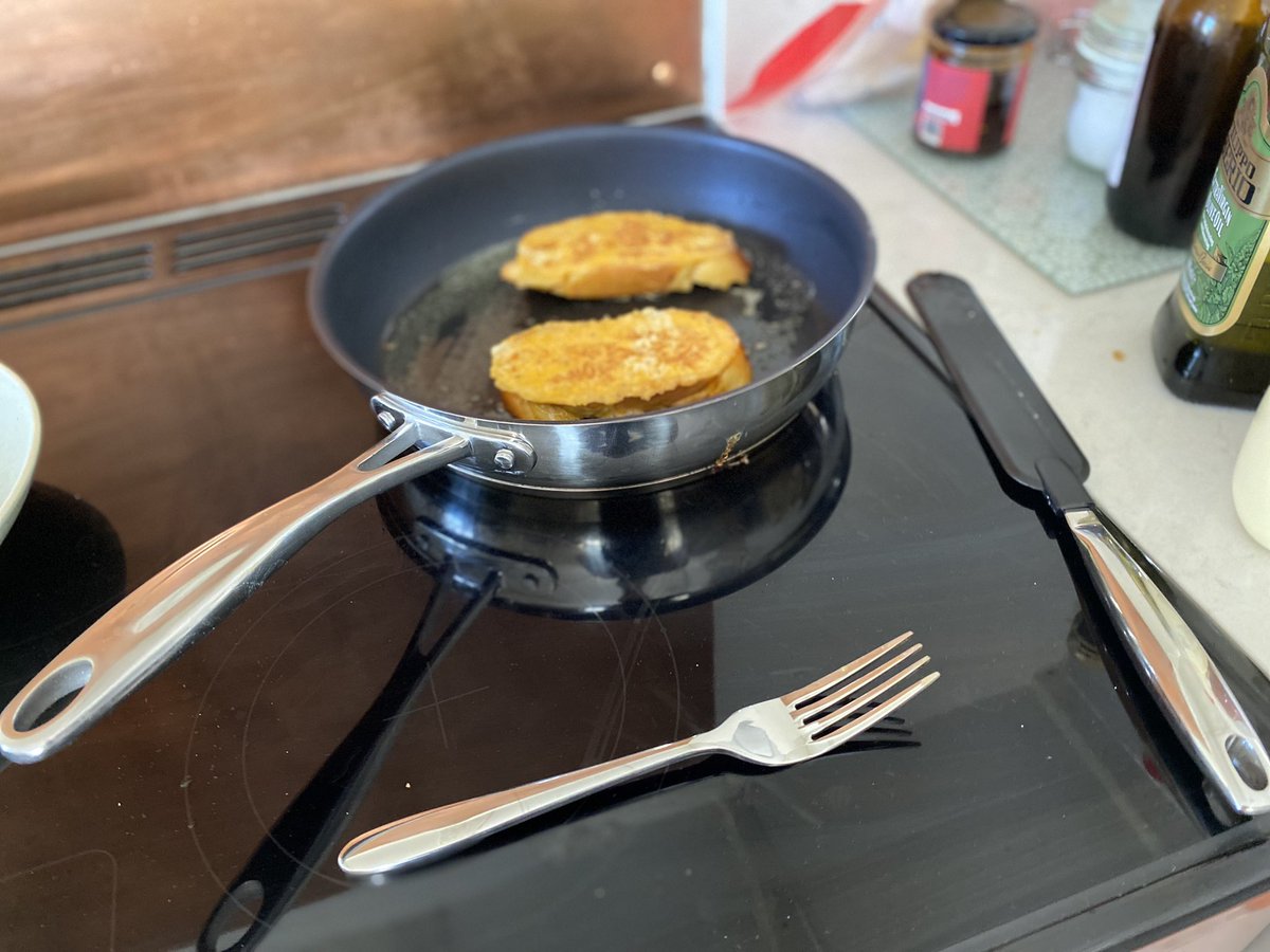 DeshpalPanesar's tweet photo. Induction cookers be like: nothings happening, nothings happening……HOTTER THAN THE  SURFACE OF THE SUN. #InductionCookers #Toast https://t.co/k6bnXwSfqj
