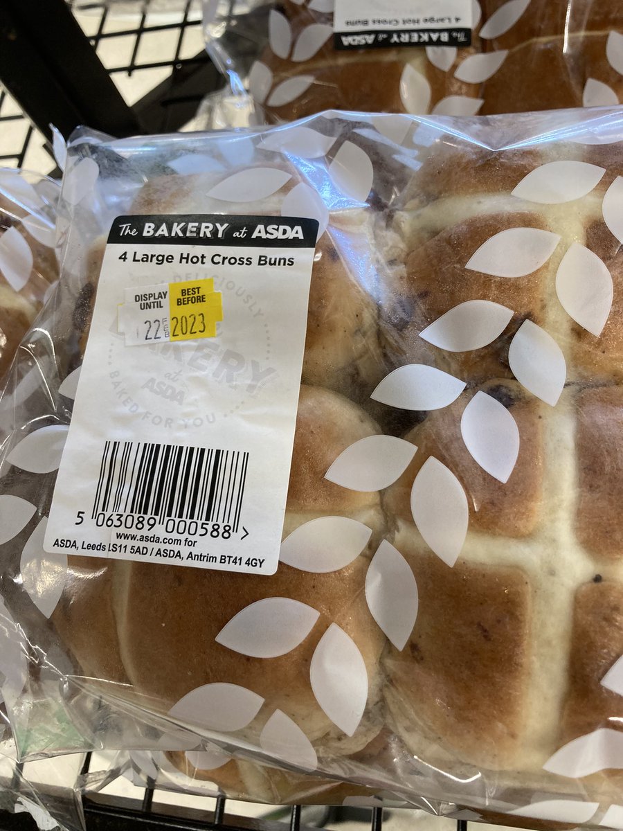 MQenna's tweet photo. Hey @asda I tweeted you about this dangerous labelling before. These hot cross buns have cranberries in them, but that fact is hidden in tiny print on the back. This DANGEROUS! Heart patients cannot eat cranberries. Dies some one have to be taken I’ll before you act? https://t.co/E5IPmn29sB