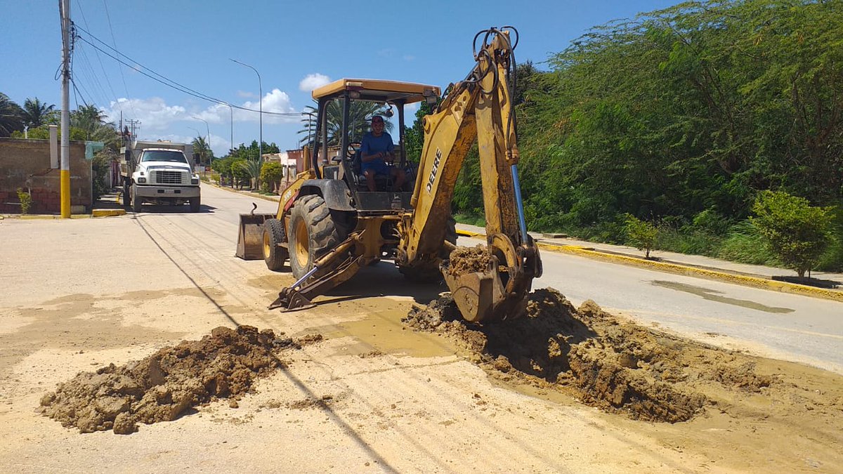municipio_diaz's tweet photo. En articulación con @minaguasoficial e @hidrocaribe se repara fuga de agua en la vía principal de Playa El Yaque #1X10DelBuenGobierno
#CarnavalesSeguros2023
@NestorLReverol @PSUV_NE @hugbelpsuv @dcabellor @NicolasMaduro @mari_velasquez https://t.co/5XYnRAbhv5