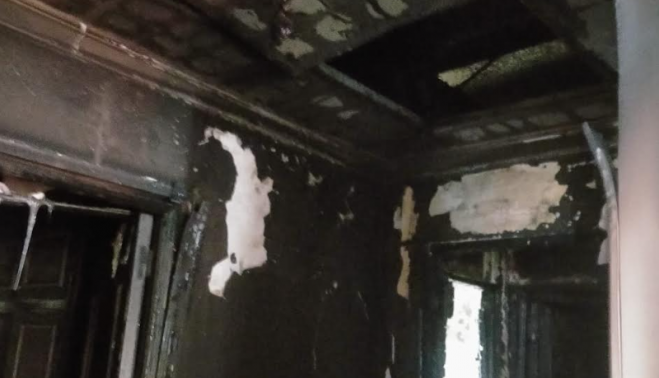 letra_escarlata's tweet photo. Rescatadas de un incendio
Una mujer caída inconsciente. Otras 6 encerradas en otra habitación. Los bomberos tuvieron que romper la reja con una maza, lo que posibilitó que pudieran escapar por una ventana. Están en el hospital. Prostitución Trata
Sanlúcar
https://t.co/fLtVGQsVOG https://t.co/MHoXyHBfKw