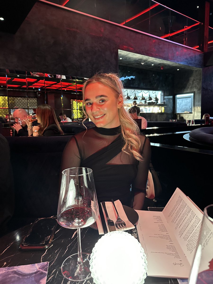 Out the gym clothes for a change ✌🏼🖤💄