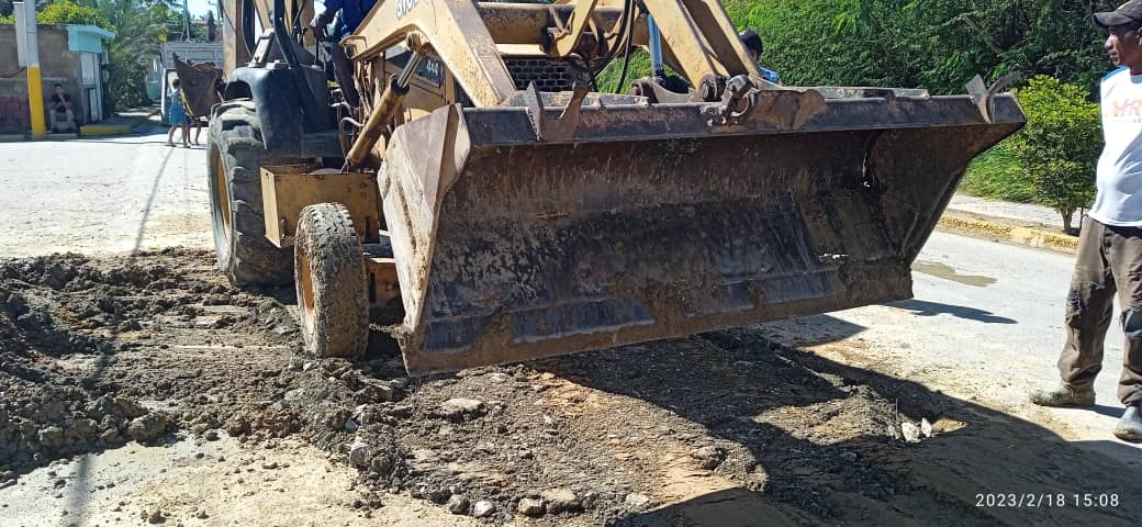 municipio_diaz's tweet photo. En articulación con @minaguasoficial e @hidrocaribe se repara fuga de agua en la vía principal de Playa El Yaque #1X10DelBuenGobierno
#CarnavalesSeguros2023
@NestorLReverol @PSUV_NE @hugbelpsuv @dcabellor @NicolasMaduro @mari_velasquez https://t.co/5XYnRAbhv5