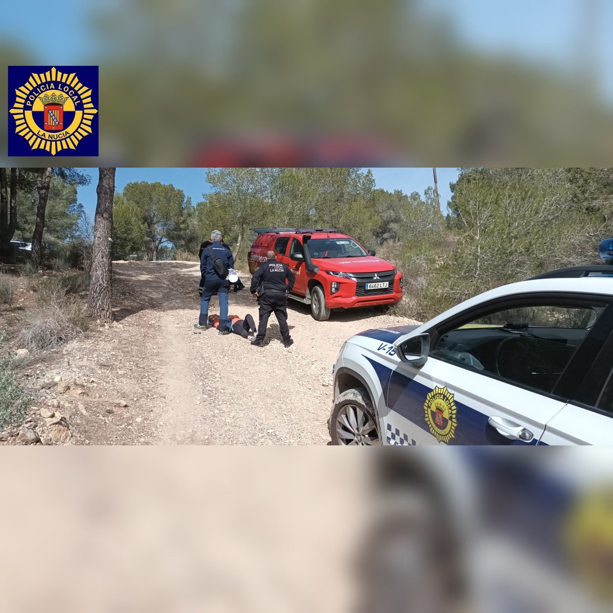 #BonaVespradaNucía, A esta hora procedemos a la evacuación de una persona con posible rotura de tobillo, en zona de difícil acceso con intervención de  Policía Local La Nucía #Bomberos y #ProteccionCivil