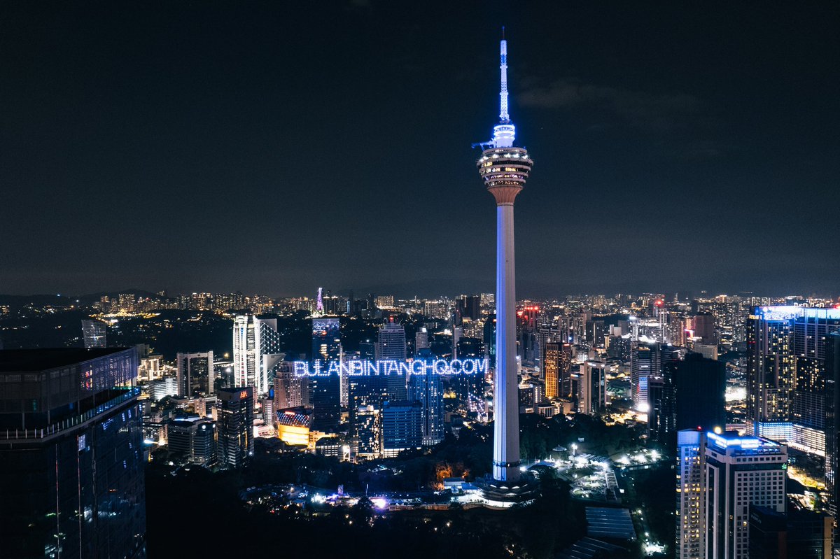 meripergibulat's tweet photo. Semalam, sejarah baru tercipta untuk kami di Bulan Bintang.

Team dari UK dtg untuk buat drone show di fashion show kami. We are the 1st ever local brand yg pernah buat benda ni di Malaysia. 

350 biji drones digunakan utk break rekod Malaysia. 

I’m beyond proud. Alhamdulillah. https://t.co/XviFNPNs50