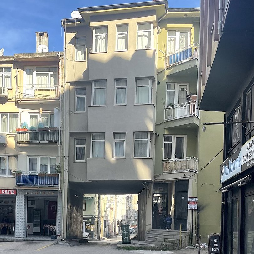 HaberReport's tweet photo. Bursa'da sokağın üzerine inşa edilen bina sosyal medyada gündem oldu. https://t.co/Tbchq69u7r