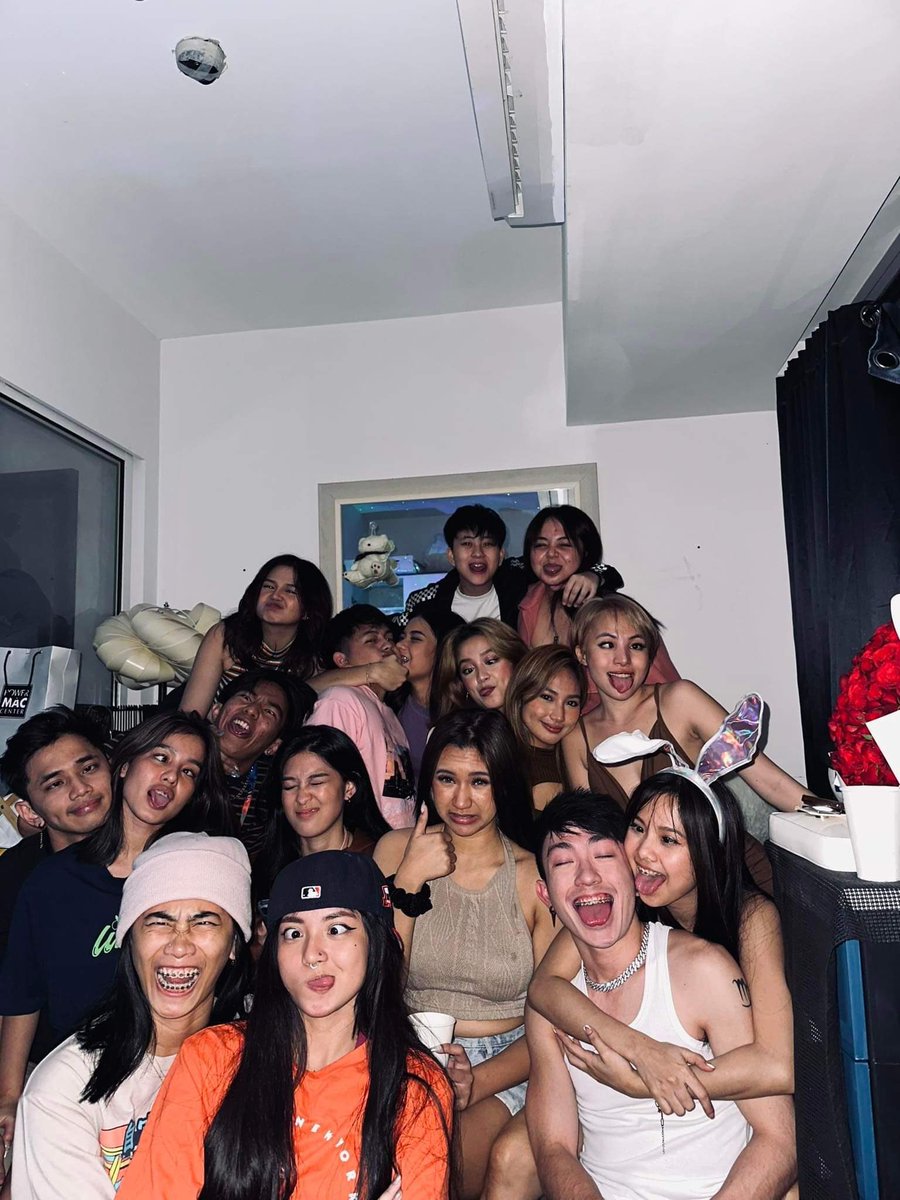 SoffieBarro's tweet photo. Heto Yong inuman na wlang phone, walang camera pero di ginawa ng pulutan Ang iba. Bonding kong bonding Lang!🥰 https://t.co/DDQ35rYrkU