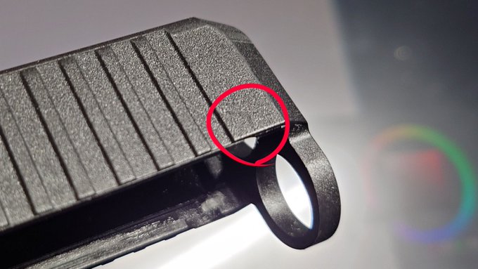 この油じみ問題、よく見たら未塗装のスライドでも同じ位置に色の変化が起きてた。
これが何かしらの偶然でついた傷でないなら、M45のスライド裏も見るに、塗装の仕方ではなく衝撃が一部に集まって樹脂ごと塗膜割ってる説が濃厚か…🤔 