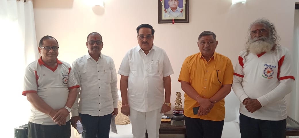 NationalAgitat2's tweet photo. Hon.Shri @CRPaatil Gujrat and Member of Parliament Navsari. He appealed for 
cooperation on the demands of EPS 95 pensioners. 
*After listening to the agony of EPS 95 pensioners by NAC Chief, https://t.co/QxfPbdRdok Patil Ji said that the pensioners of our Gujrat https://t.co/zOoBY8B0IQ