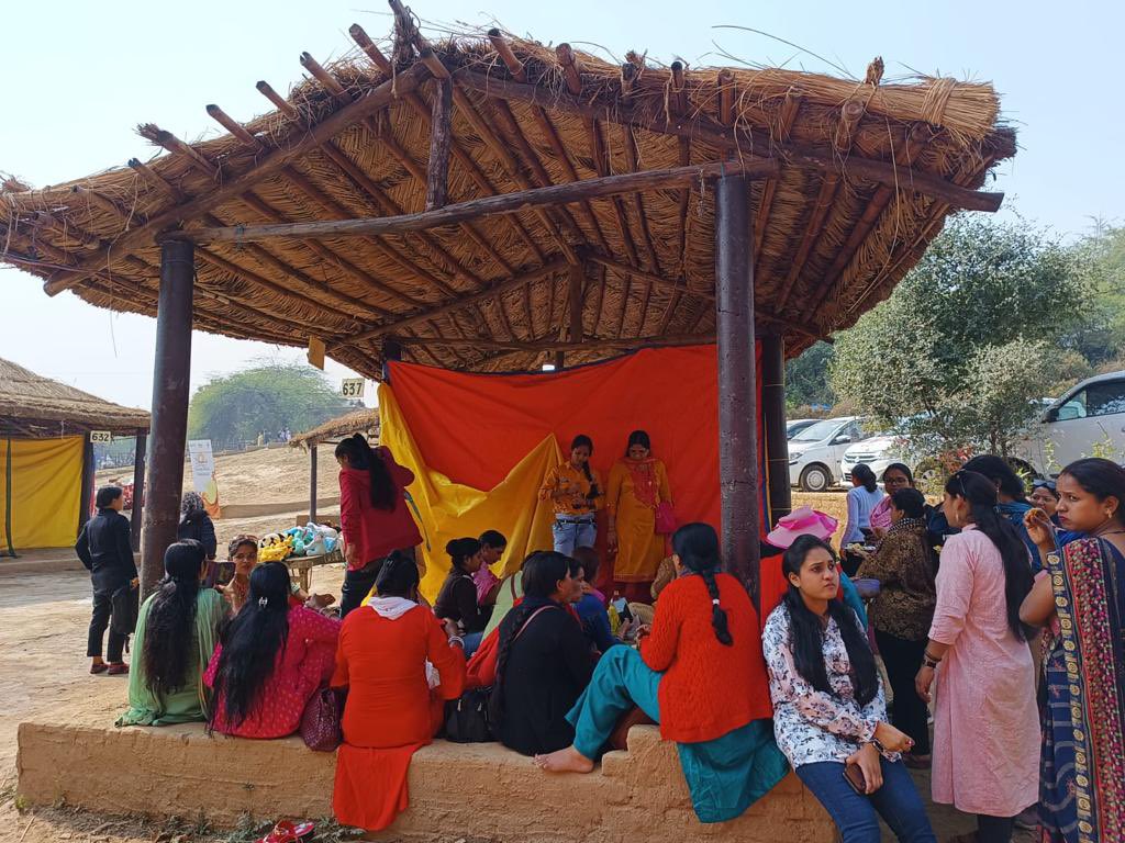 भारतीय राष्ट्रीय सहकारी संघ के इन्क्यूबेशन केंद्र से जुड़ी महिलाओं हेतु सूरजकुंड मेले के फील्ड ट्रिप का आयोजन किया गया।
#ncui #ncui_incubation_centre 
#SurajkundMela2023 
#skillindia #millets #ncuihaat