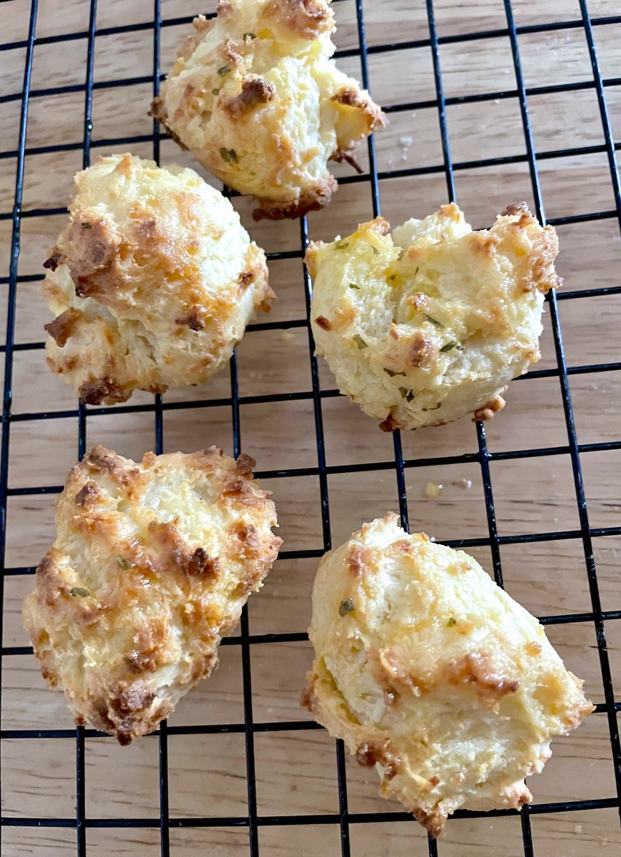 madamepollyanna's tweet photo. ChizBizkit

resep dari @handletheheat di IG

254 gr tepung serbaguna
2 sdt baking powder
1/2 sdt garlic powder
1/4 sdt garam
85 gr butter yg dingin
170 gr keju cheddar parut
178 ml buttermilk dingin

masukin semua bahan kecuali keju dan buttermilk, aduk rata. masukin keju aduk https://t.co/VZGPhJvKbd