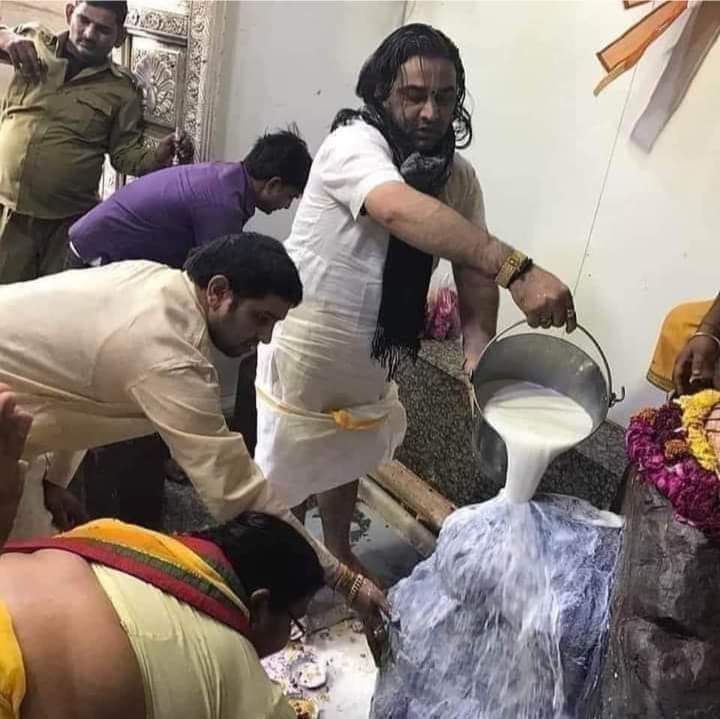 domaparisangh's tweet photo. अगर इस पंडे ने सुबह 4 बजे उठकर पशुओं को चारा डाला होता,  फिर गोबर उठाया होता , फिर पशुओं को नहलाकर,  3-4 किलोमीटर से सर पर घास लाकर , काटकर,  फिर शाम को धार निकालने के समय इसको भैंस की 1-2 लात खाकर फिर इन्हें दूध मिला होता तो ये इसे ऐसे बर्बाद नहीं करता। https://t.co/mVh2eL9v3Z
