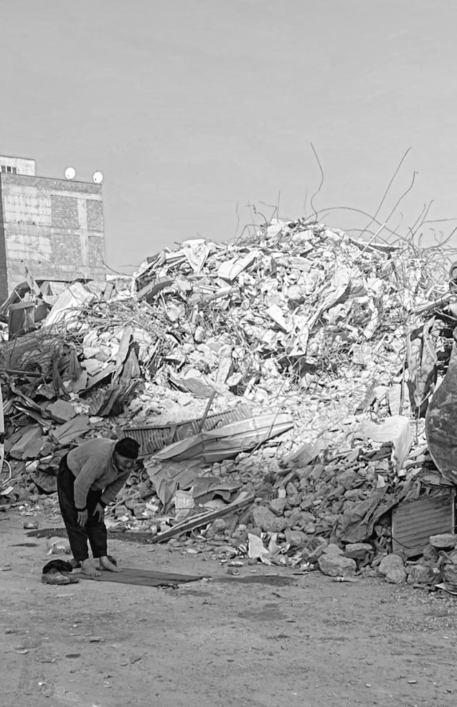 Oğlu Yusuf(as) kaybolduğunda Yakup(as) şöyle demişti:"Ey Oğullarım! Gidin de Yûsuf’u ve kardeşini iyice araştırın,Allah’ın rahmetinden ümit kesmeyin.Çünkü inkâr edenlerden başkası Allah’ın rahmetinden ümit kesmez!”
(Yûsuf  87)
Enkazdan sağ çıkanlar bu ayeti hatırlatıyor !
#deprem