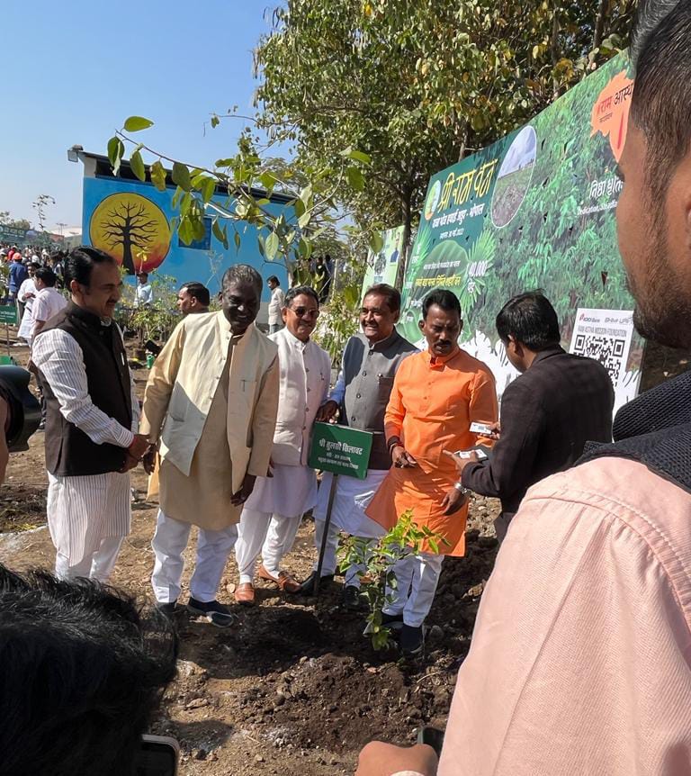 Ramkhelawanbjp's tweet photo. आपसे अनुरोध है कि खुशी के अवसर पर आप भी एक पौधा जरूर लगाएं। 

इस दौरान प्रदेश संगठन महामंत्री श्री @HitanandSharma  जी, प्रदेश अध���यक्ष @vdsharmabjp जी और कैबिनेट के अन्य साथी मंत्रीगण उपस्थित रहे।

#OnePlantADay #GreenMPwithShivraj
@BJP4India @narendramodi @BJP4MP @ChouhanShivraj https://t.co/yJHHPQI24Z