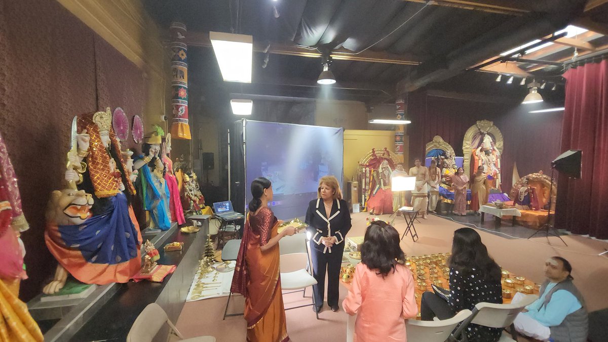 TeresaCoxUS's tweet photo. Honored and humbled to receive Social Justice Award today!! Thank you to Kailasa Bay Area Hindu Community!!  #HonoredAndHumbled  #JusticeForAll  #socialjusticewarrior #unityindiversity  #diversityequityinclusion #kailasa #dharma #drmlk #ghandi #HumanRights https://t.co/vvEHv6LI8N