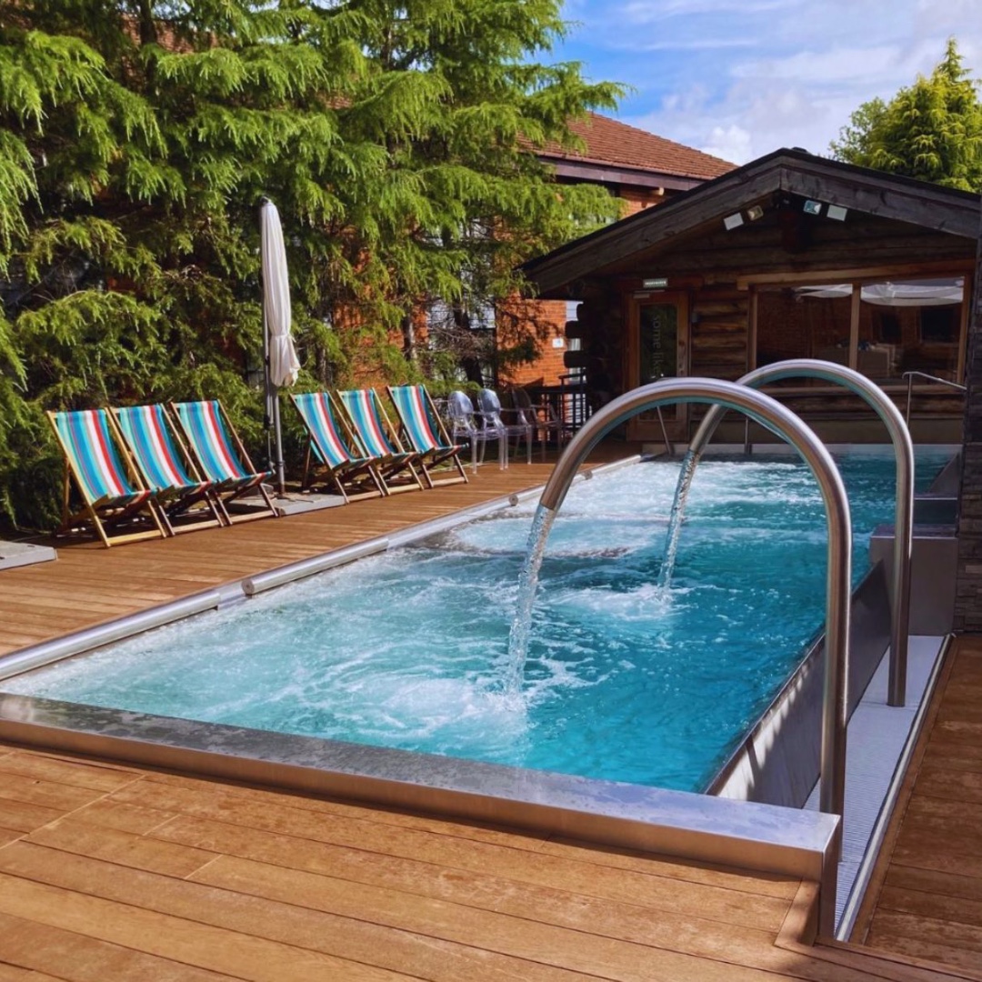 GoodSpaGuide's tweet photo. The 350-acres of rolling estate around #YSpa at @wl_resort feels a world away from the nearby A1. We love the outdoor area with its huge hydropool, ski chalet-style Kelo #sauna, stripy deckchairs and cosy area with firepit - a delight whatever the weather
https://t.co/mlPYJhc6Hh https://t.co/jV1b0o5YdD