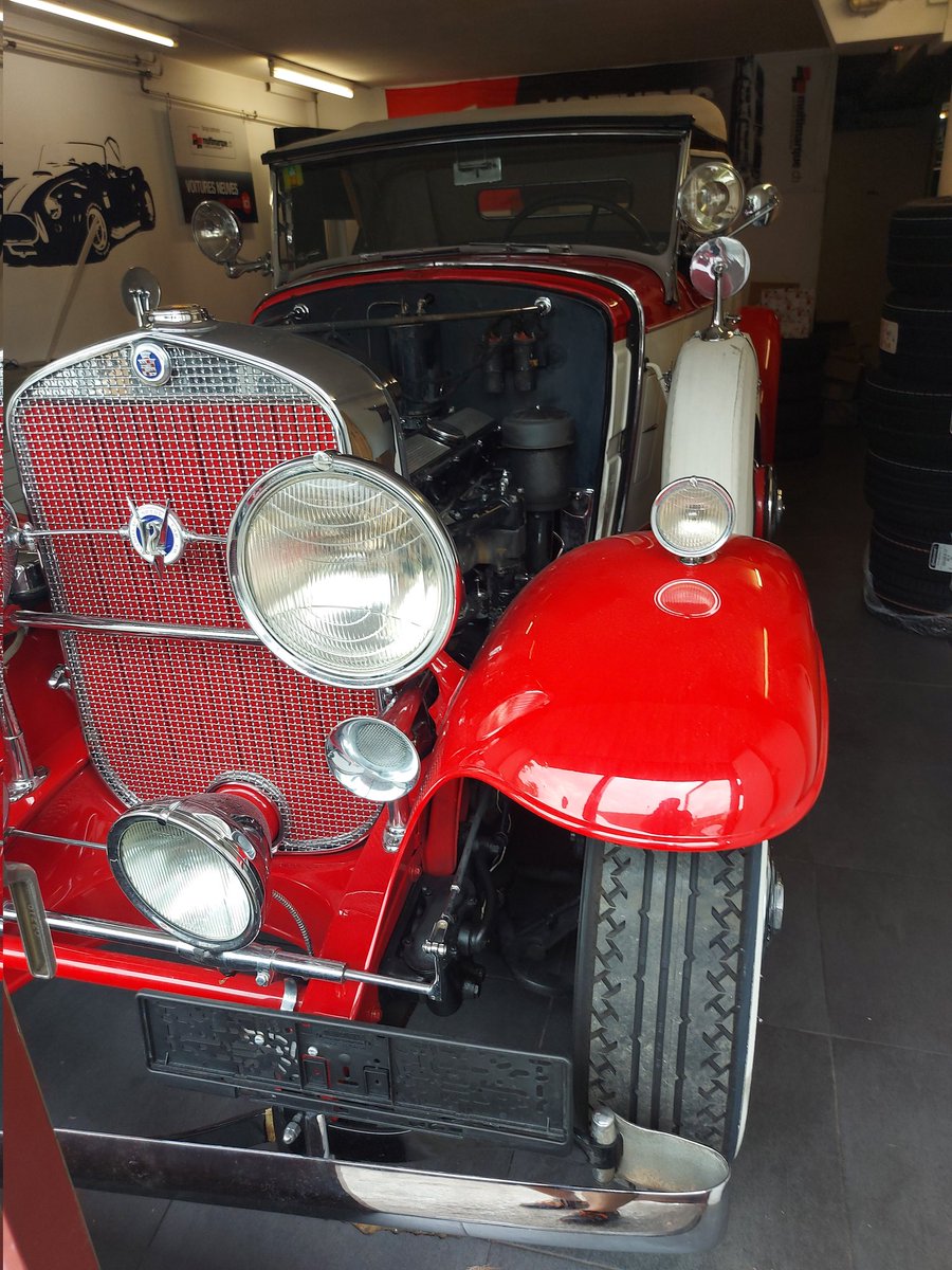 RaoulMnard2's tweet photo. @DamDamOfficial Dans le genre rare j'ai eu l'occasion de voir ça, c'est une Cadilliac de 1930, le patron du garage qui est entrain de refaire le moteur ma dit qu'il en restait une dizaine dans le monde. https://t.co/wuJMcHCYRR