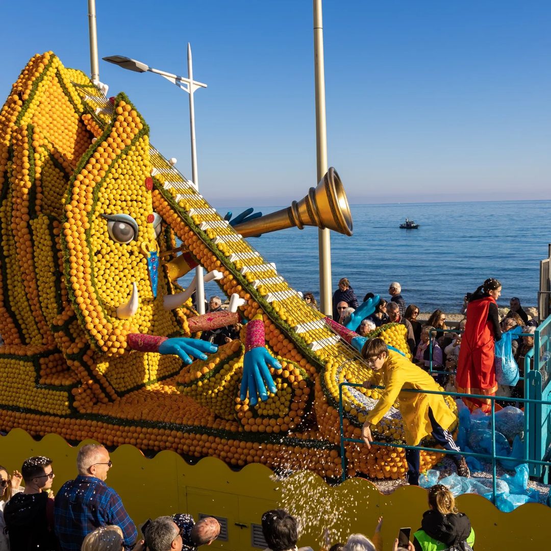 VisitCotedazur's tweet image. 🍋 Aujourd&apos;hui à 14h30, rendez-vous à #MentonRivieraMerveilles pour les corsi des fruits d&apos;or !

✨ Retrouvez la pulpe d’un événement unique au monde ! 👉 bit.ly/3k0sGMi

📸 @fete_du_citron #CotedAzurFrance #RivieraFrançaise #FeteDuCitron @villedementon @OTC_MRM